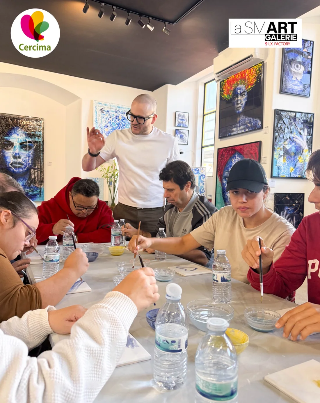 O Gringo orienta o trabalho artístico durante uma oficina de azulejos com participantes da CERCIMA.