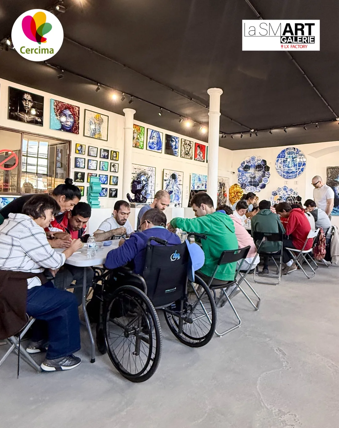 Participantes da CERCIMA em oficina de pintura de azulejos na La Smart Galerie, na LX Factory.