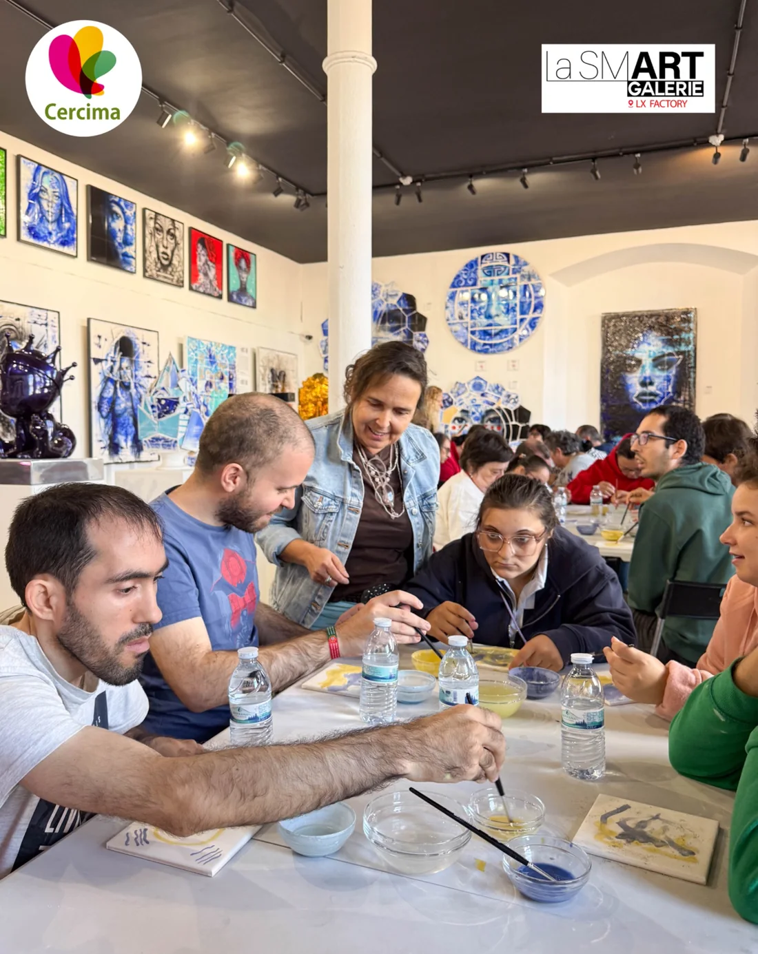 Momento de acompanhamento e partilha durante a oficina artística da CERCIMA na La Smart Galerie.