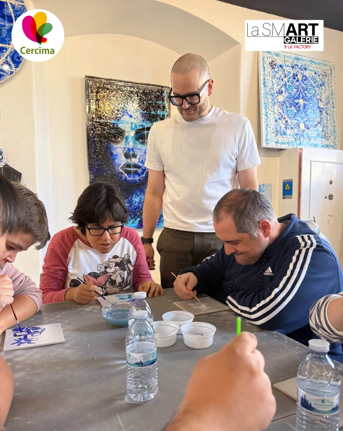O Gringo acompanha a pintura de azulejos com participantes da CERCIMA, rodeado pelas suas obras.