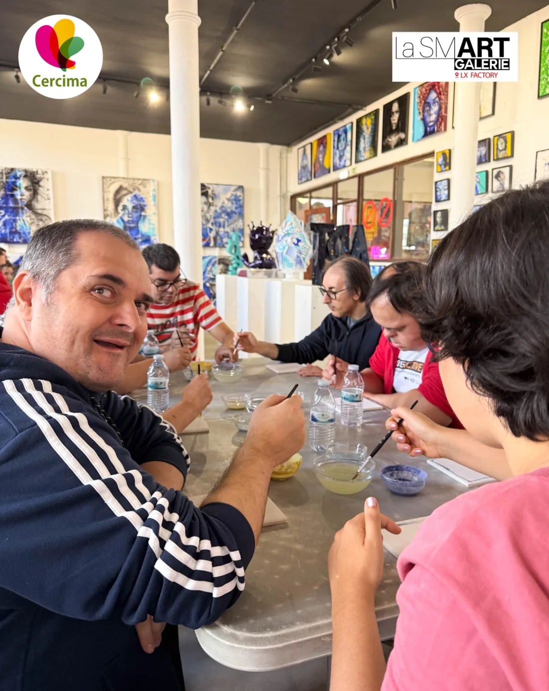 Participantes partilham um momento descontraído à mesa durante a iniciativa O Gringo e CERCIMA.