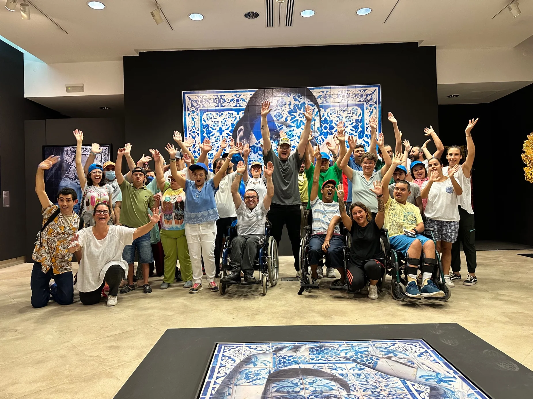 Fotografia de grupo de O Gringo e participantes da CERCIMA no Museu Nacional do Azulejo, Lisboa, em 2023.
