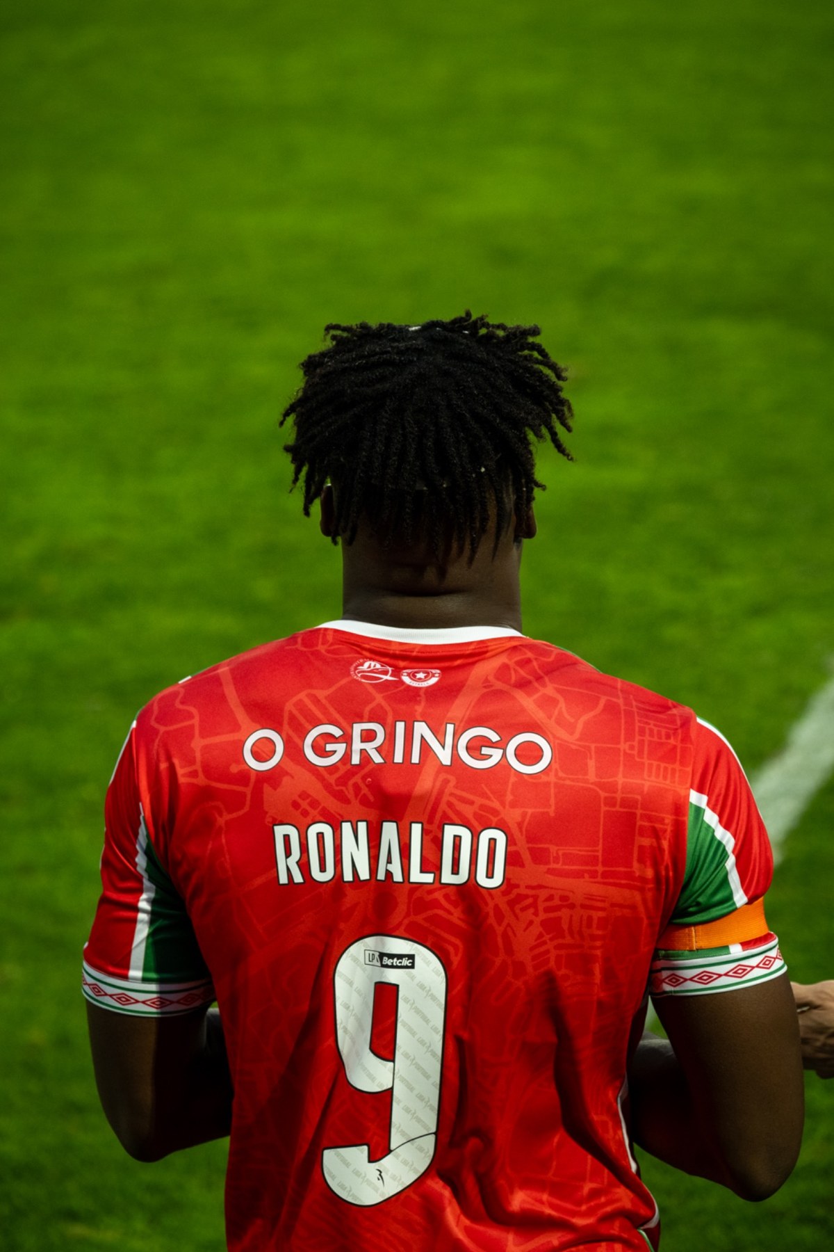 Estrela da Amadora shirt featuring O Gringo’s artwork.