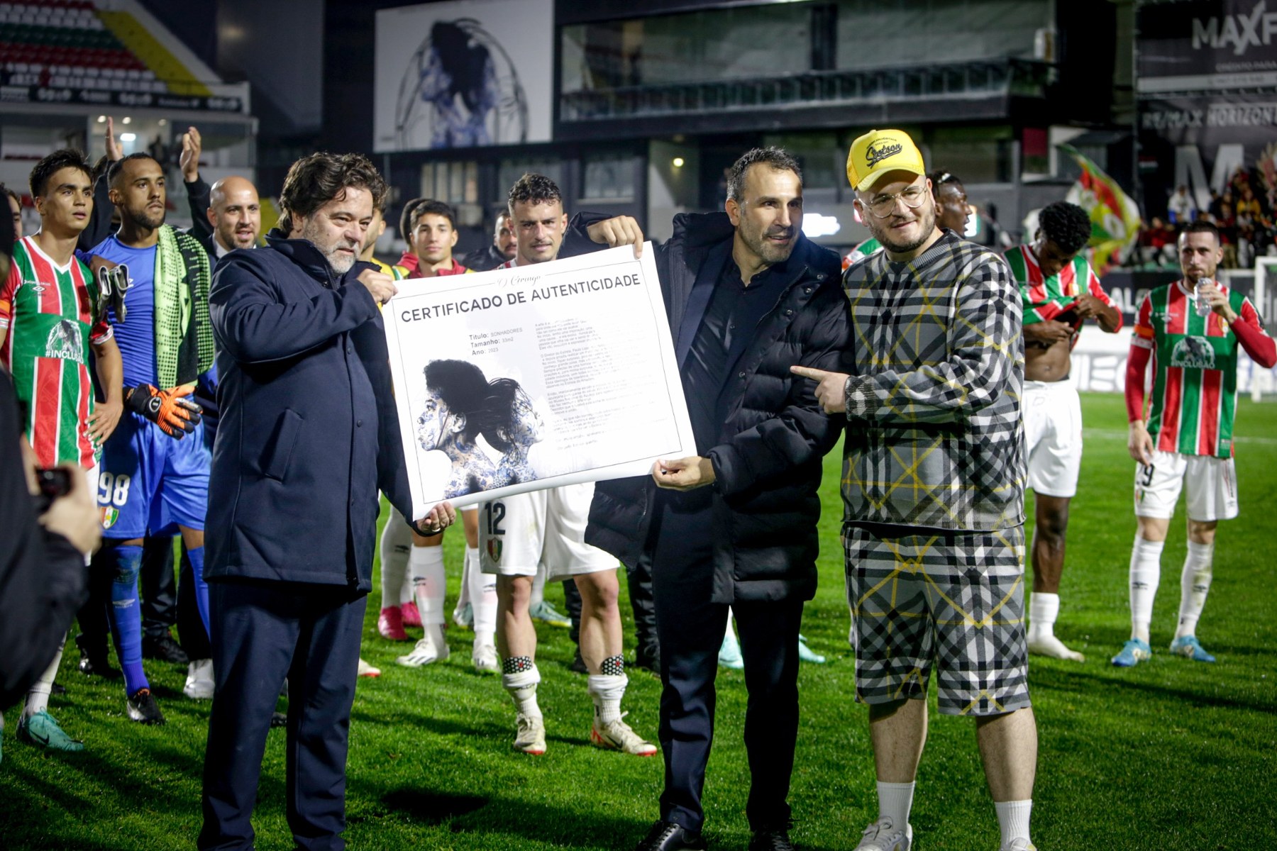 O Gringo with Paulo Lopo, then president of the Estrela da Amadora SAD, and Sérgio Vieira, then head coach, presenting the certificate of authenticity for Sonhadores.